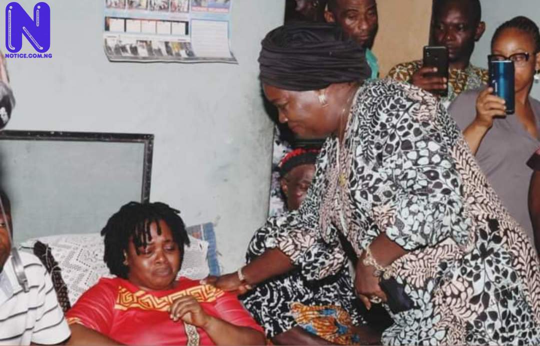 Gov Ikpeazu’s wife, Nkechi visits family whose four children died mysteriously in Umuagu Ohuhu 5JSWQ8HA227736