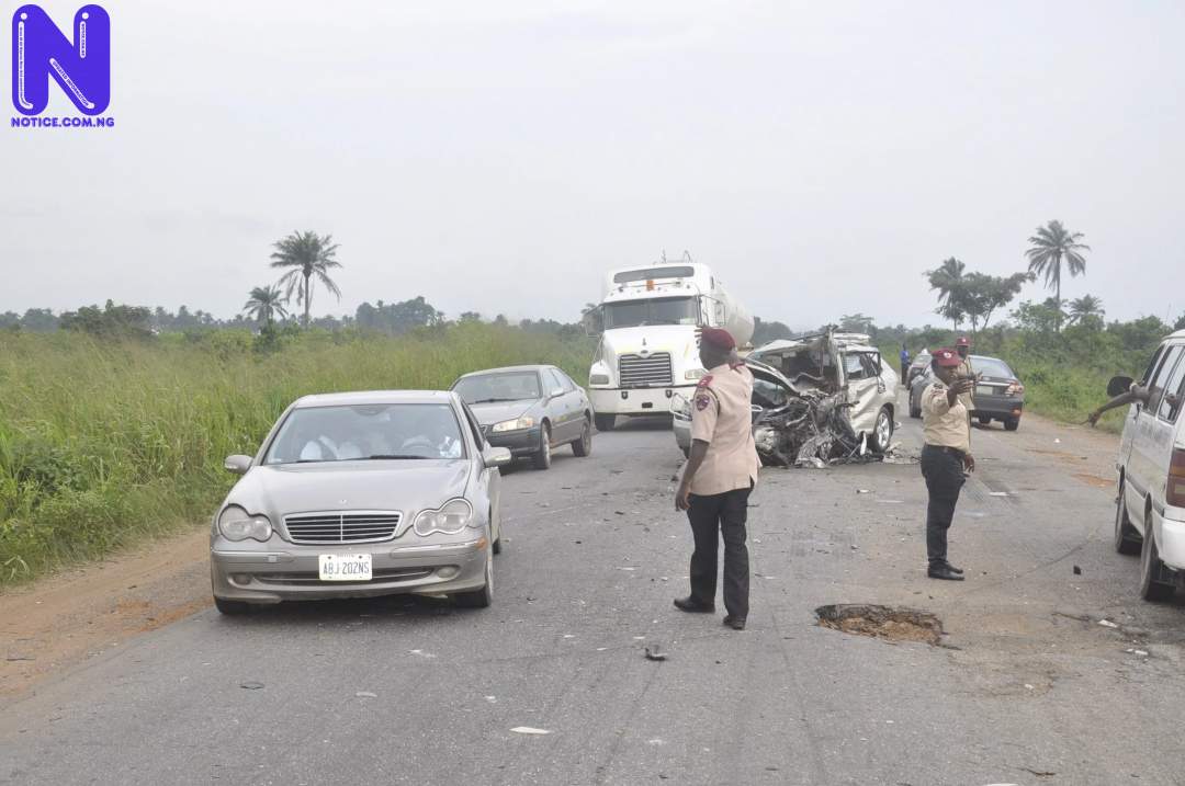 FRSC-OFFICIALS-CONTROLING-TRAFFIC-AT-THE-ACCIDENT-SCENE