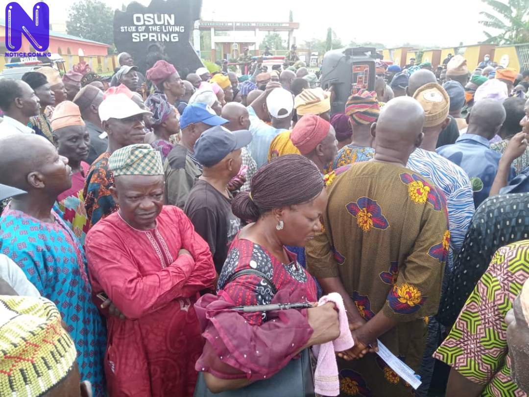 We are hungry — Osun retirees shut down Government secretariat, protest nonpayment of entitlements IMG-20211123-WA0040126645