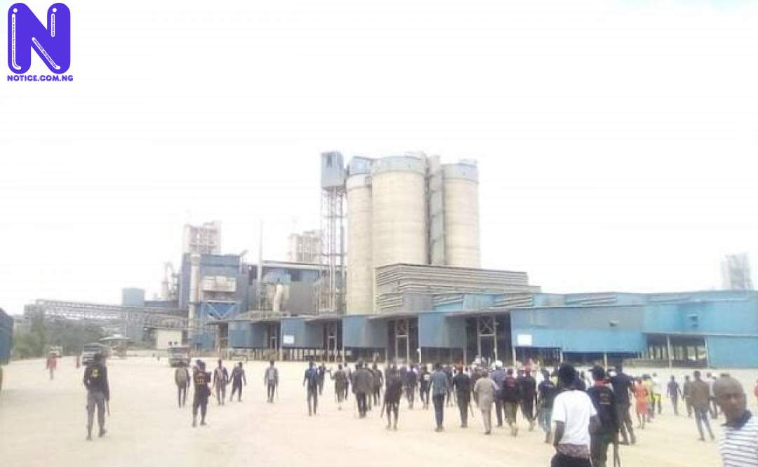 Seven shot, several wounded as armed men invade Dangote Cement factory in Kogi INVASION-OF-DANGOTE-CEMENT-1-648X400-129237