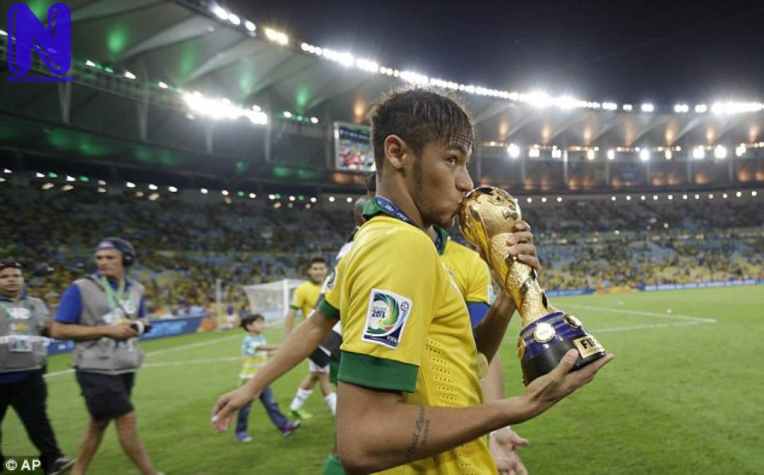 NEYMAR-KISSES-CC-CUP