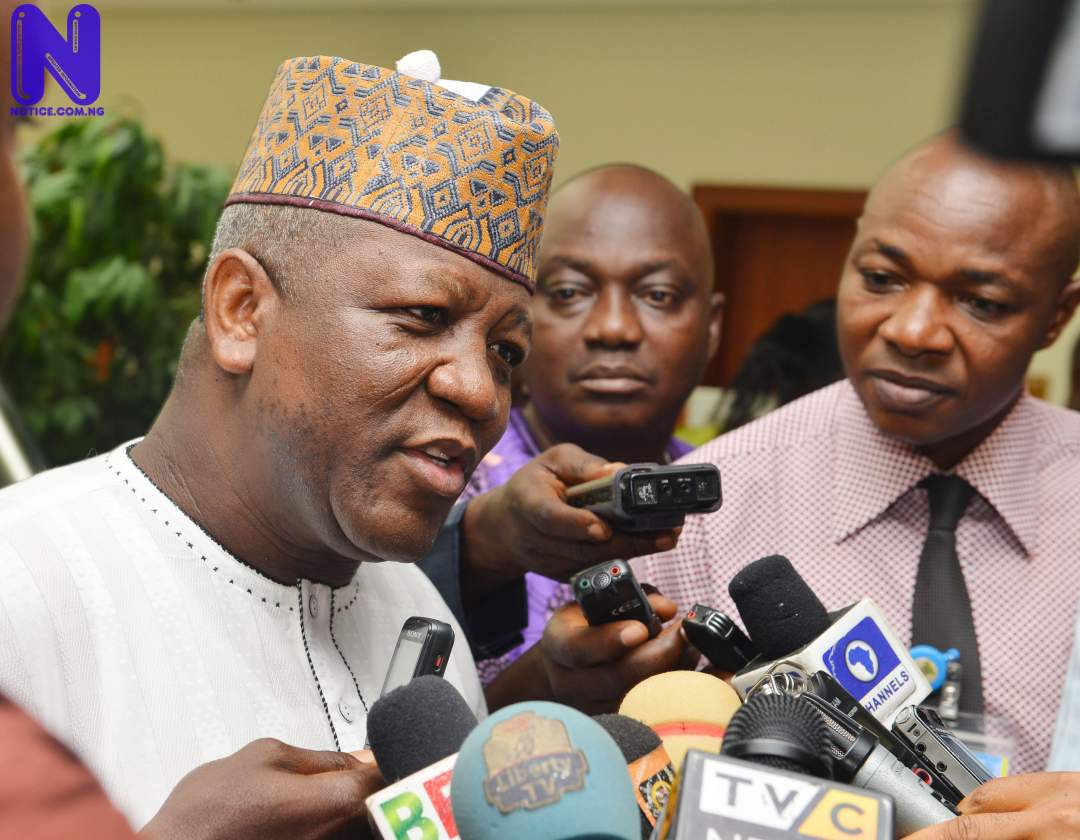 PIC-25-GOV-YARI-AT-THE-VILLA