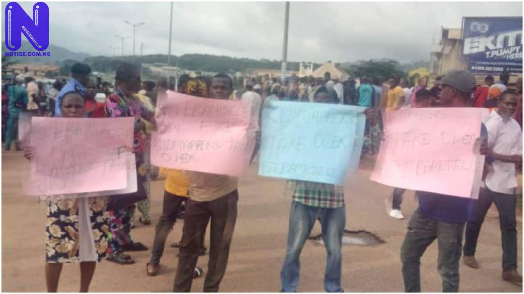 Ado-Ekiti community residents block highway to protest kidnap of four residents PJIMAGE-13143616