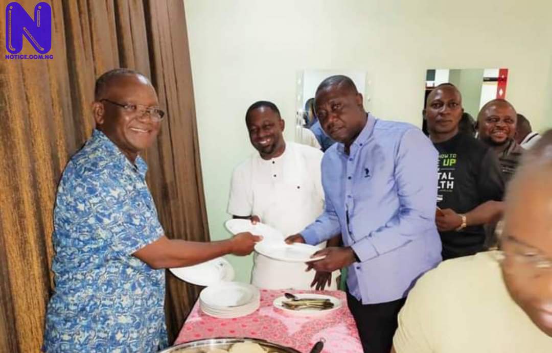 Gov Ortom shocks aides as he serves them food to appreciate their services (PHOTOS) PMMAGQZI185919