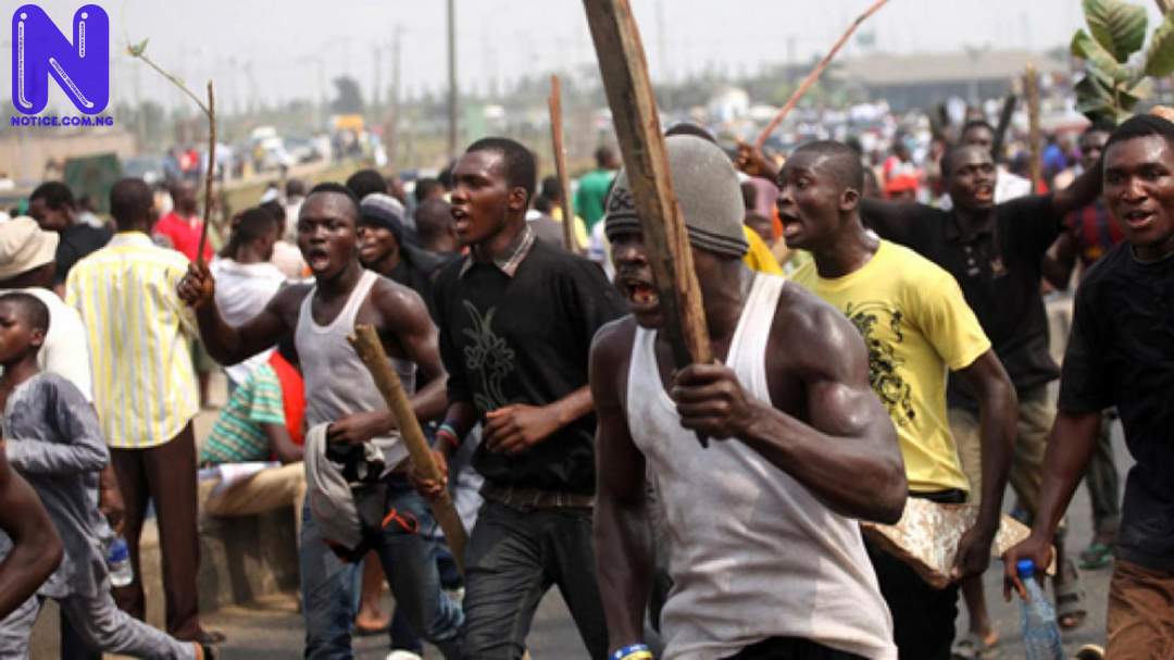 Many injured as thugs attack APC member’s convoy in Ondo THUGS119195