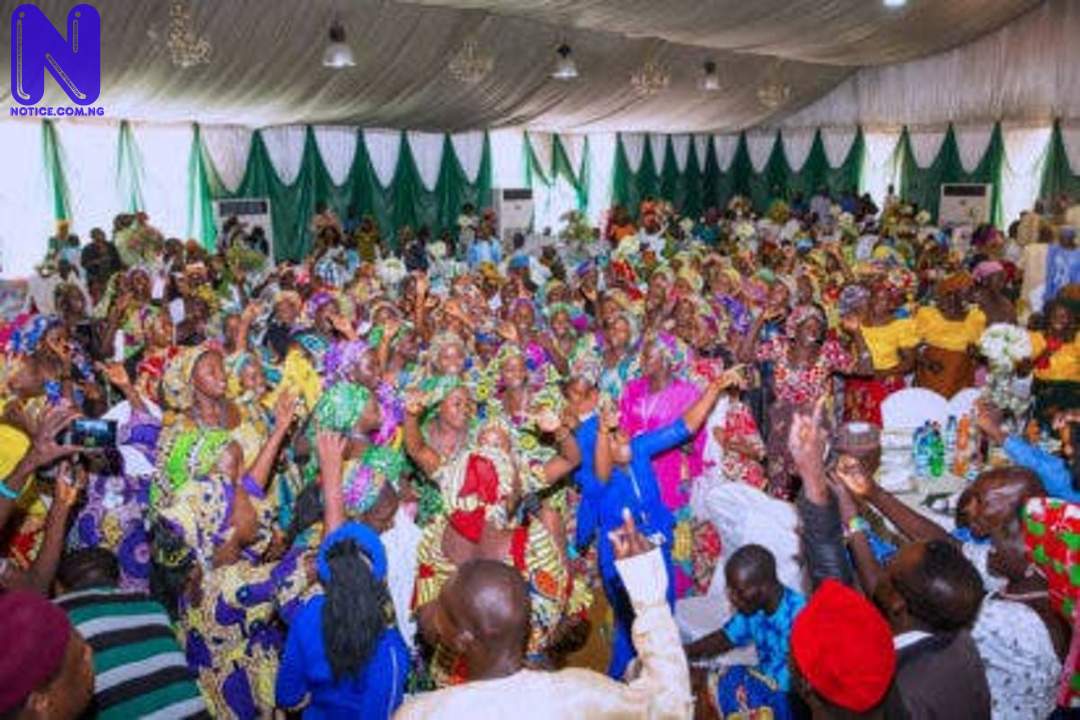 WOMEN-MIN-AND-PARENTS-OF-SCH-CHIBOK-GIRLS-1B-E1500755059475